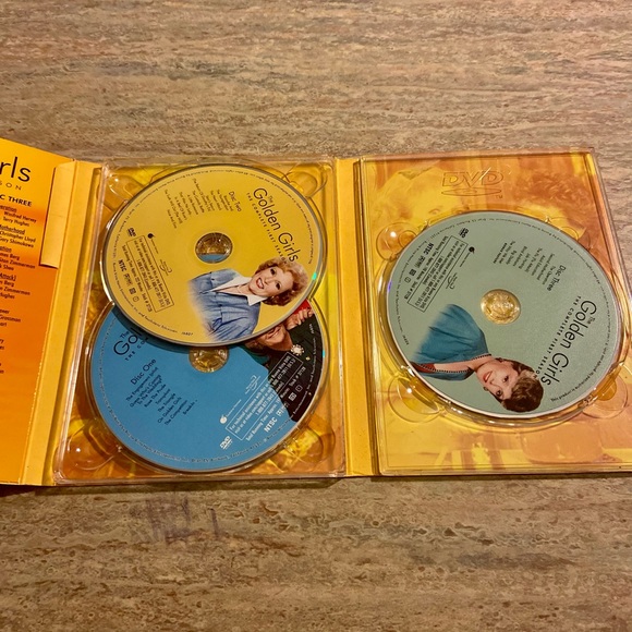 The Complete First Season of the Golden Girls - Picture 3 of 5